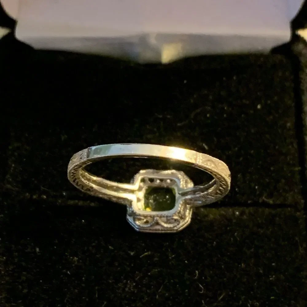 𝅺sterling Silver with faux diamonds and faux center stone